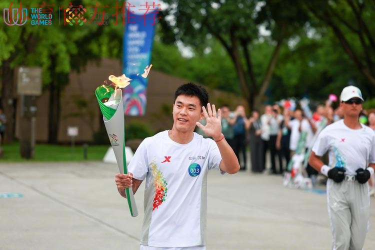 青春之火闪耀三星堆!胡荷韬传递成都世运会“竹梦”火炬! 青春之火闪耀三星堆!胡荷韬传递成都世运会“竹梦”火炬!